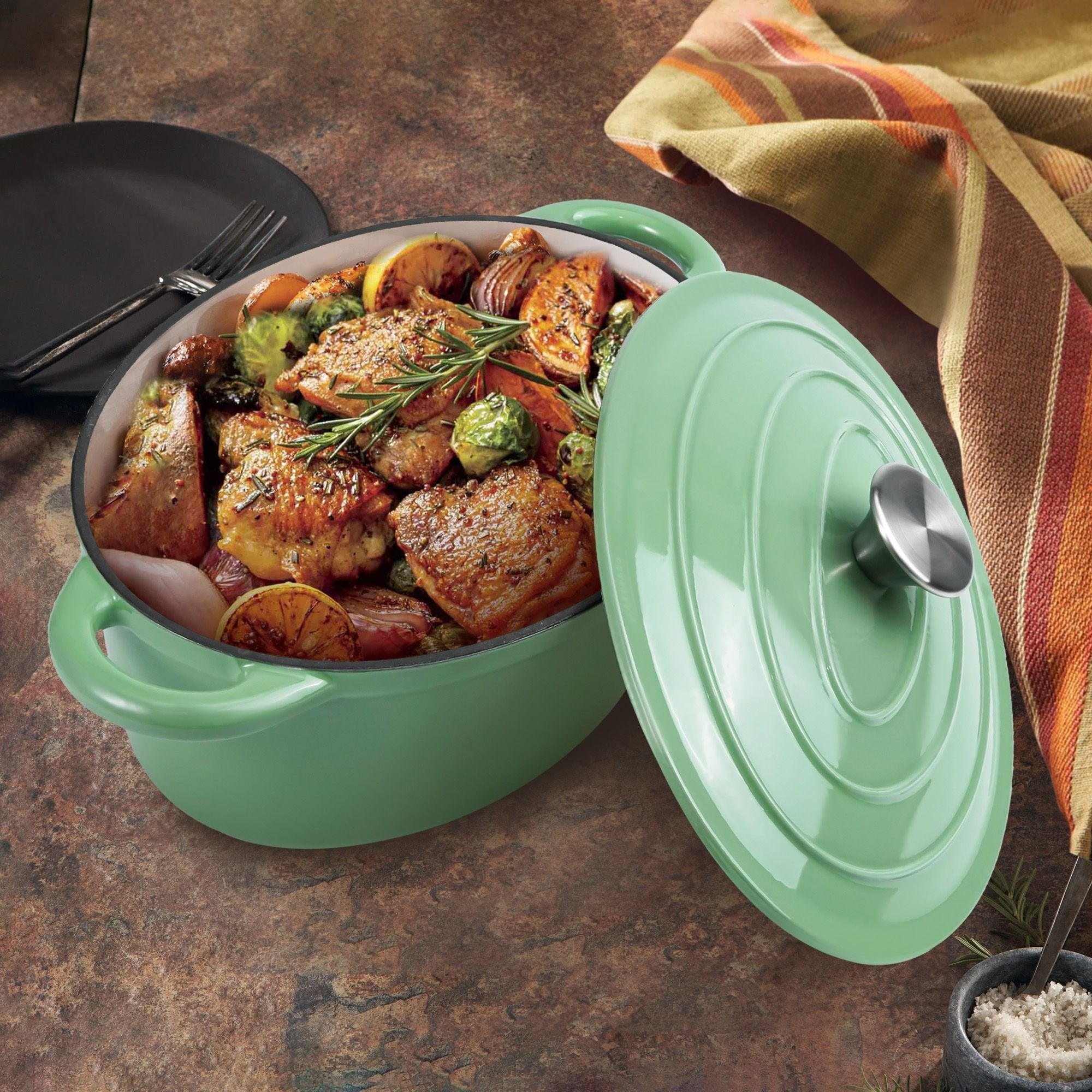 Cast iron soup POTS are suitable for various tools, such as ceramic, gas, induction cookers or barbecue grills. It can be used for cooking