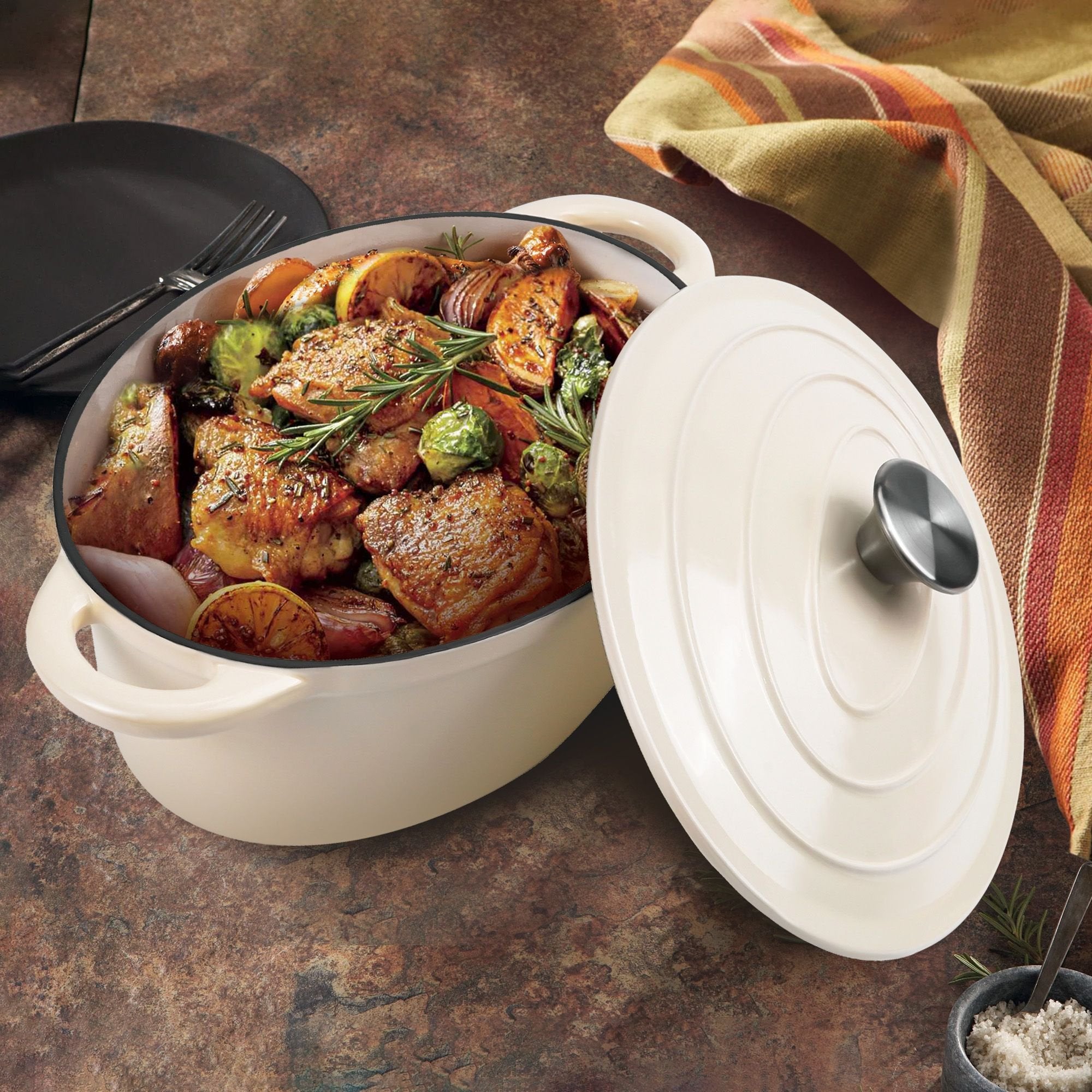 Cast iron soup POTS are suitable for various tools, such as ceramic, gas, induction cookers or barbecue grills. It can be used for cooking